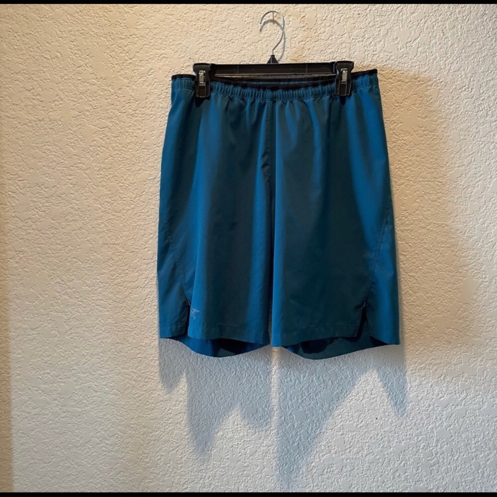 Arc’teryx teal lightweight active shorts, size M
